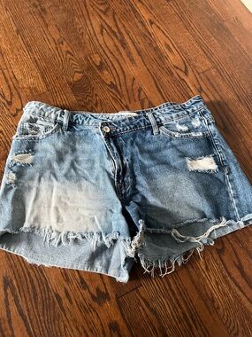 Buckle shorts distressed size 31